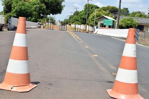 Segundo o Exército, bloqueio foi feito para dar mais segurança e não restringe passagem de motoristas (Foto: Antônio Carlos)