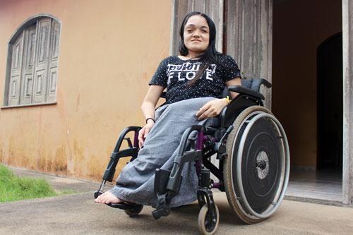 Eryka Rodrigues nasceu com a doença dos “ossos de cristal” e sonha em tirar a CNH Especial e comprar o primeiro carro ainda este ano (Foto: Diane Sampaio)