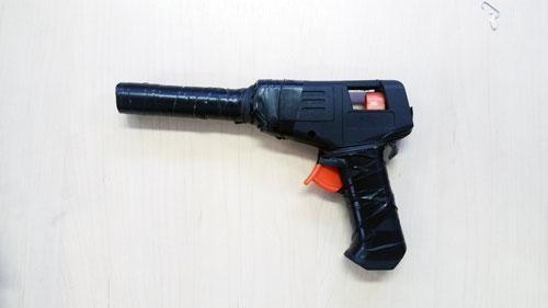 Pistola de cola quente foi improvisada para parecer com uma arma de fogo (Foto: João Barros)