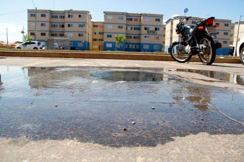 Moradores próximos a condomínios tentam amenizar a situação desentupindo o esgoto por conta própria (Foto: Werderson de Jesus)