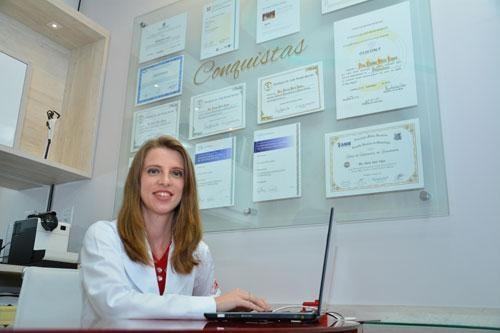 Oftalmologista Eloisa Klein explica os cuidados diários com as lentes de contato (Fotos: Divulgação)
