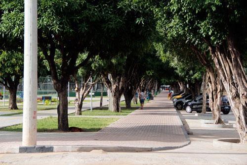 Traficantes escondiam droga no buraco da caixa de distribuição de energia das luminárias da praça (Foto: Wenderson de Jesus)