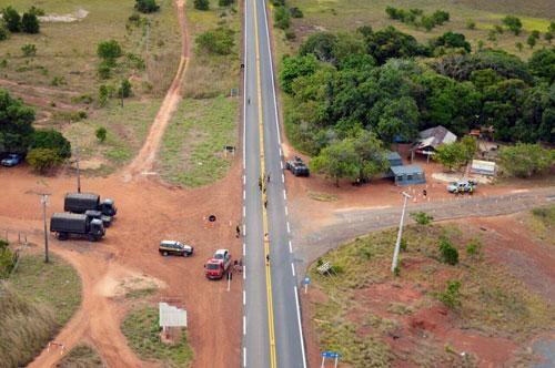Bloqueio dos militares foi feito no trecho norte da BR-174, na saída para a  Venezuela (Foto: Divulgação)