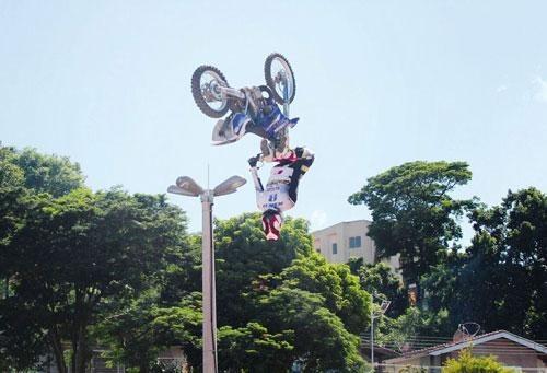 Kiko em ação durante o Duelo de Motos (Foto: Best Trick)