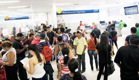 Muitas pessoas têm enfrentado fila para saber informações sobre o FGTS inativo (Foto: Wenderson de Jesus)