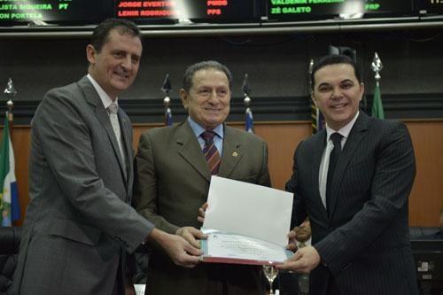 Ex-senador Mozarildo Cavalcanti ladeado pelos deputados Jalser Renier e Coronel Chagas (Foto: Divulgação)