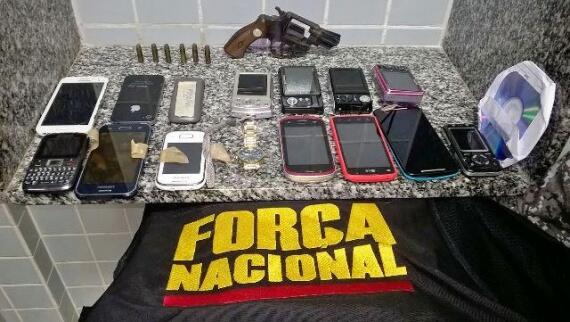 Arma, munição e camiseta e boné com identificação da polícia foram apreendidos