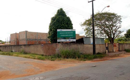 Obra da Unidade Básica de Saúde iniciou em 2015, com custo de mais de R$ 300 mil, mas não há previsão para ser entregue (Foto: Wenderson de Jesus)