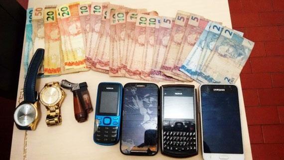 Adolescente estava em posse de R$ 33,00,  um cachimbo para uso de drogas, dois relógios, um cordão e quatro celulares (Foto: Divulgação/DDIJ)