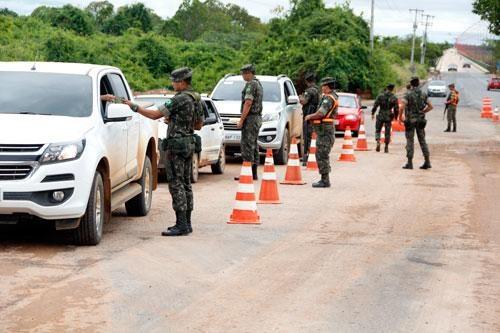 Exército manteve bloqueio na BR-401, na entrada da Ponte dos Macuxis, nesta quinta-feira (Foto: Wenderson de Jesus)