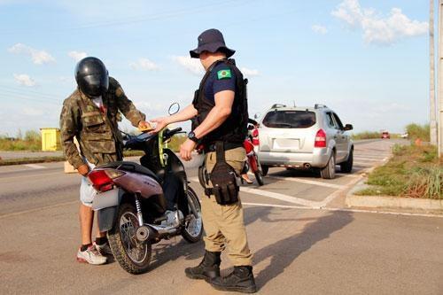 Polícia Rodoviária Federal mantém fiscalização no trecho sul da BR-174 (Foto: Wenderson de Jesus)