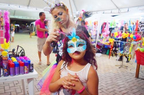 Joice Santos vende fantasias e adereços na Praça Fábio Paracat (Foto: Diane Sampaio)