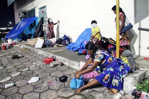 Venezuelanos vivem espalhados por bairros e na Rodoviária de Manaus, em estado de mendicância (Foto: Evandro Seixas/Jornal A Crítica)