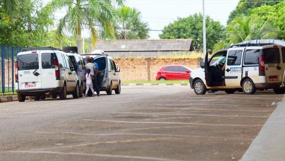 No terminal do Caimbé, onde ficam estacionados os táxis intermunicipais, a procura foi tanta que poucos veículos foram flagrados pela equipe da Folha (Foto: Diane Sampaio)