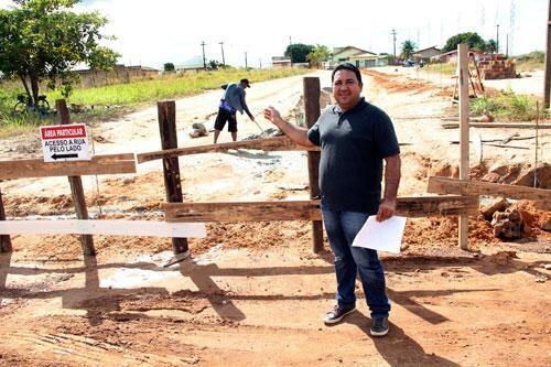 Morador Emerson Monteiro diz que, no mapa, área seria via pública, mas prefeitura alega ser propriedade particular Foto: (Wenderson de Jesus)