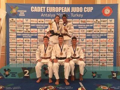 Aristides com a seleção brasileira juvenil de judô, na Turquia (Foto: Site da CBJ)