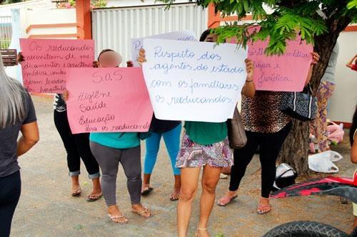 Familiares de presos utilizaram cartazes para mostrar as reivindicações (Foto: Wenderson de Jesus)