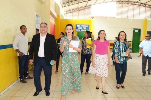 Promotora Erika Michetti e secretários visitaram a Escola Dom José Nepote ontem pela manhã (Foto: Secom-RR)