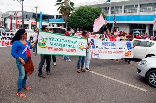 Representantes de sindicatos e centrais trabalhistas lideraram a manifestação em frente à sede do INSS (Foto: Wenderson de Jesus)