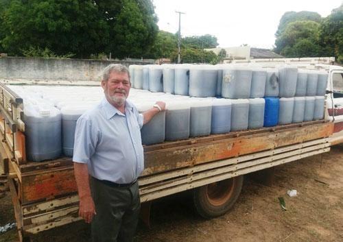 Representante da Associação Setentrional dos Apicultores (ASA), Pedro de Freitas, embarca produto para exportação (Foto: Divulgação)