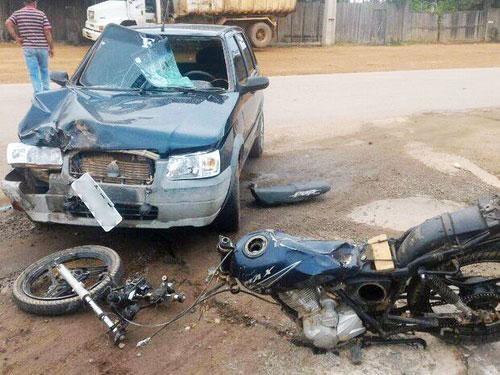 Moto ficou com a dianteira totalmente destruída na colisão com o carro (Foto: Divulgação)