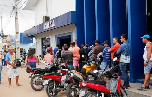 São mais de 6 mil pessoas que nasceram em janeiro e fevereiro que têm direito ao FGTS a partir de 10 de março (Foto: Wenderson de Jesus)