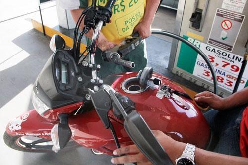 Quem for abastecer no cartão paga caro: em vários postos, o litro fica a R$3,79 (Foto: Wenderson de Jesus)