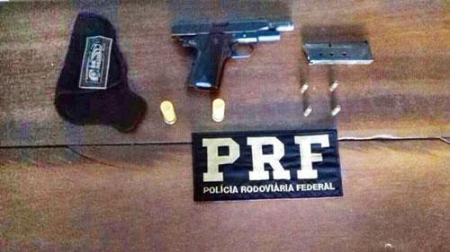 PRF abordou o caminhão e encontrou a arma e algumas munições durante a revista (Foto: Divulgação/PRF)