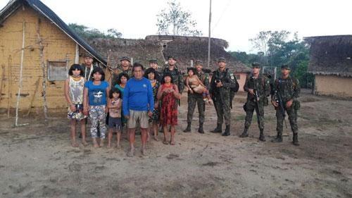 Militares estiveram na comunidade Ye'kuwana para buscar informações (Foto: Divulgação)