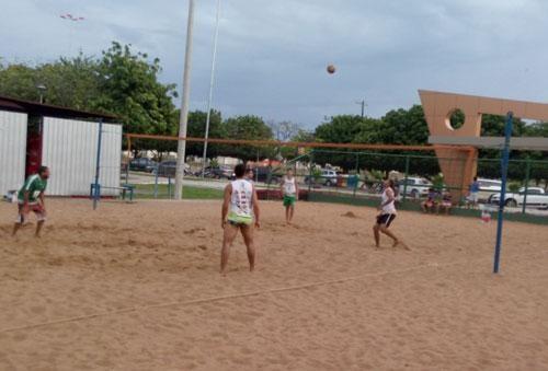 Competição acontece na quadra de areia do Pit Stop (Foto: Arquivo Folha)