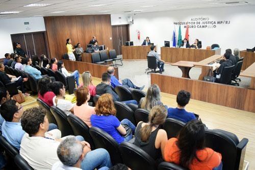 Caso ganhou repercussão em 2013 por conta de imagens de câmeras de segurança que mostravam Felipe no capô do carro em alta velocidade (Foto: Antônio Carlos)
