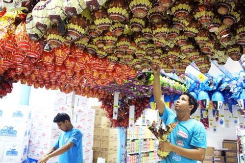 Comerciantes já começaram a montar stands com ovos de chocolate (Foto: Diane Sampaio)