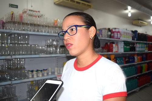 Médica Gheyser Adán tem duas pós-graduações e trabalha como caixa de um supermercado (Foto: Antônio Carlos)