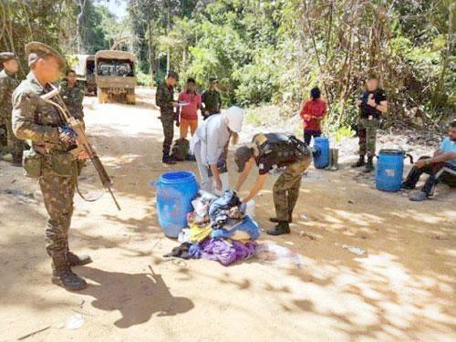 Presos foram trazidos para Boa Vista junto com os materiais apreendidos (Foto: Divulgação)