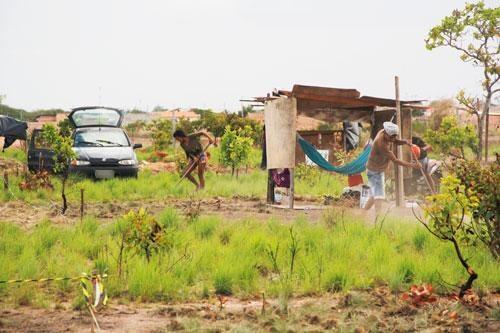 Aproximadamente 200 invasores estão de volta ao terreno que é de propriedade particular (Foto: Wenderson de Jesus)