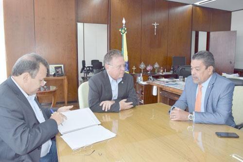 Na reunião com o deputado Hiran Gonçalves, ministro da Agricultura se prontificou a visitar produtores rurais (Foto: Divulgação)
