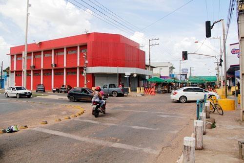 Os bandidos tomaram a moto da vítima quando ela parou no semáforo do cruzamento das avenidas São Sebastião e Ataíde Teive (Foto:Wenderson de Jesus)