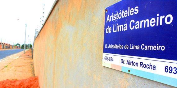 O crime aconteceu na casa da vítima, que fica na rua Aristóteles Lima Carneiro, no Conjunto Pérola (Foto: Diane Sampaio)