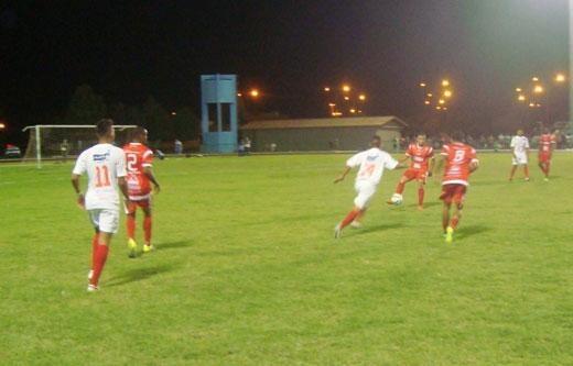 Os dois gols aconteceram nos acréscimos (Foto: Ribamar Rocha)