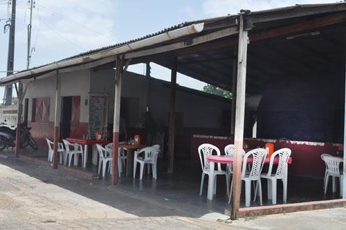 Um dos restaurantes foi invadido há cinco dias, quando os criminosos levaram todas as pedras de mármore do estabelecimento (Foto: Antônio Carlos)