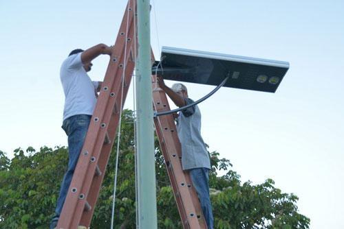 Uma luminária alimentada por energia solar foi instalada no município de Pacaraima nesta semana (Foto: Carlos Santos/Secom-RR)