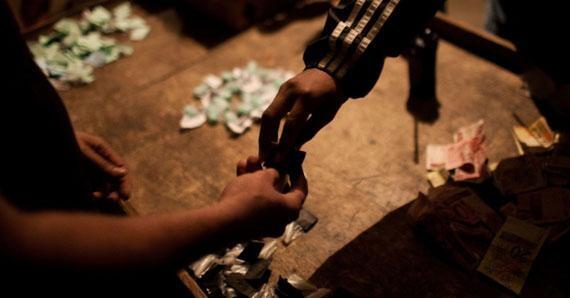 Dois homens e uma mulher foram flagranteados por tráfico de drogas (Foto: Divulgação)