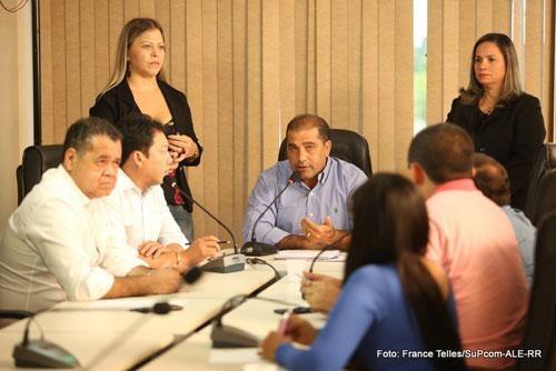 Reunião da CPI foi realizada na sala de reuniões da Assembleia (Foto: SupCom/ALE-RR)