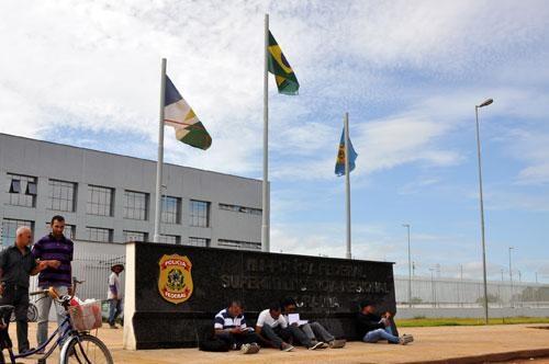 Diariamente, a Polícia Federal em Roraima atende cerca de 200 estrangeiros, a maioria vinda da Venezuela (Foto: Antônio Carlos)