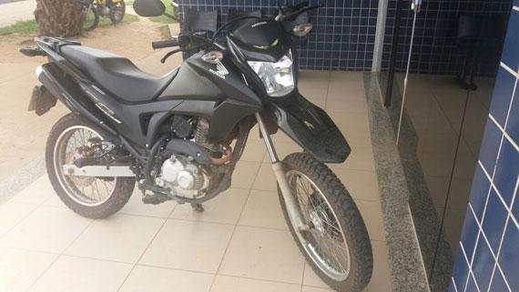 Moto foi roubada na noite de quarta-feira (Foto: Tamille Cunha)