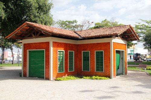 Roupas, lixo e dejetos estão espalhados em um dos quiosques (Foto: Wenderson de Jesus)