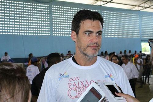 “A experiência já foi muito positiva. Chegar de madrugada, em um fuso diferente e ter uma recepção linda no aeroporto foi gratificante. Fui surpreendido. Não tem como não gostar”, disse o ator Carlos Casagrande (Foto: Sirley Barros)