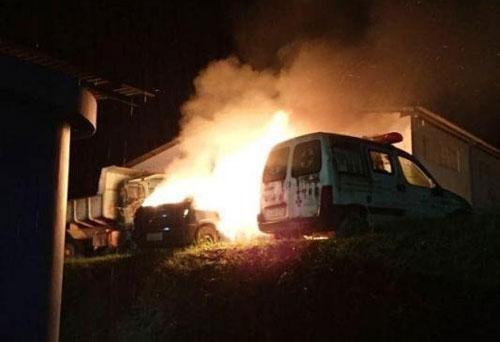 Carros foram destruídos pelo fogo (Foto: Divulgação)