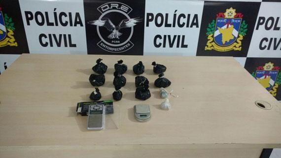 Além de crack e cocaína, policiais civis encontraram balanças de precisão na casa do suspeito (Foto: Divulgação)