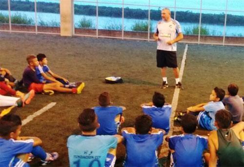 Treinador Beto Viera conversando com atletas de Caracaraí (Foto: Divulgação)